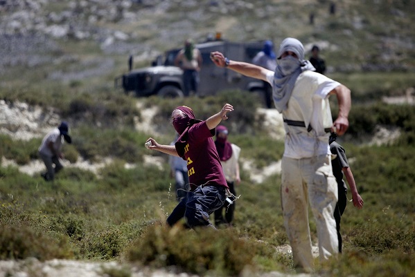 بحماية جيش الاحتلال.. مستوطنون يهاجمون عوريف والمزرعة الغربية-الحياة الجديدة