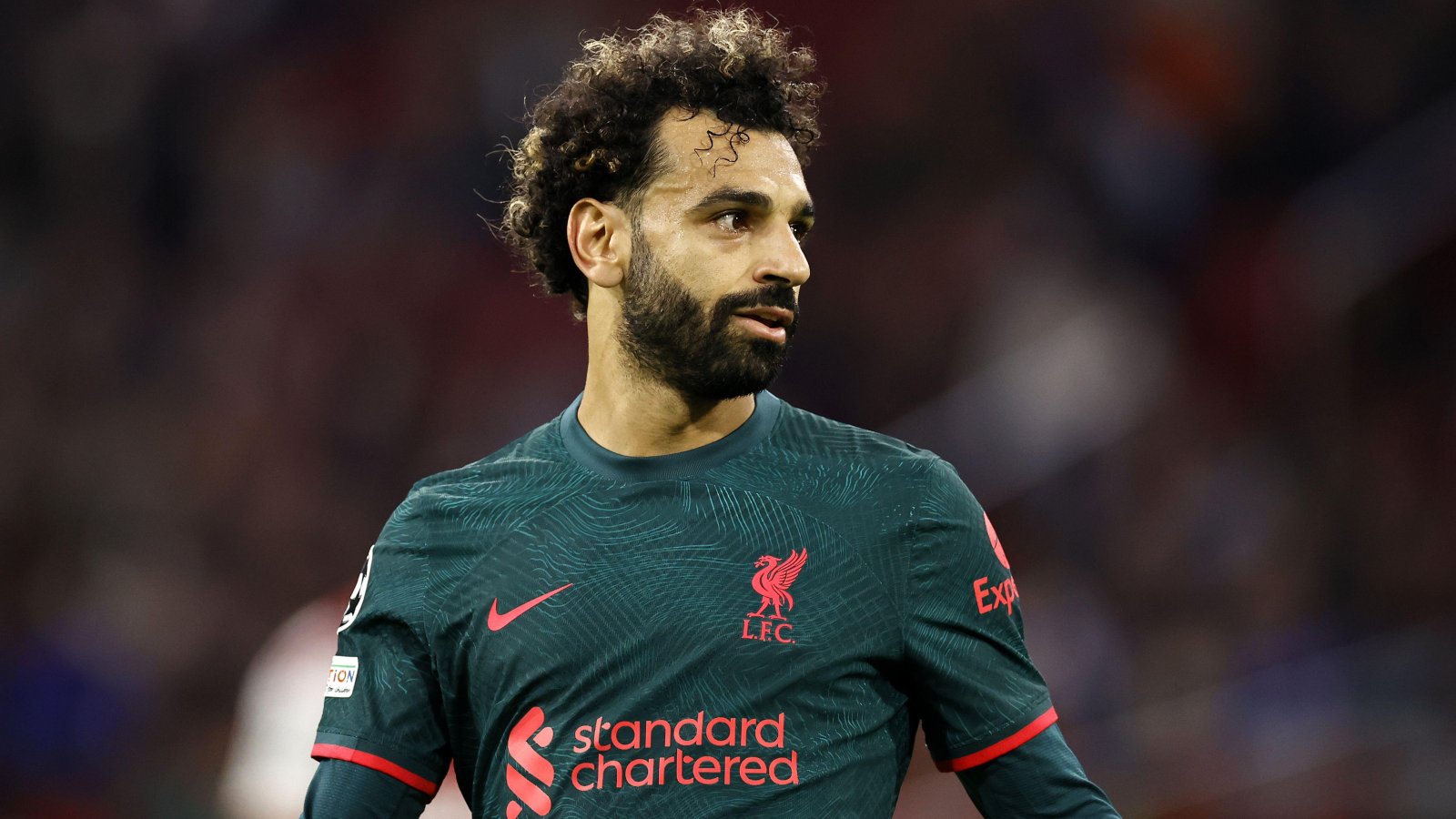 محمد صلاح يحرج زميله في ليفربول في اختبار قوة الذراعين