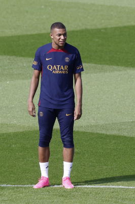 ريال مدريد يمنع طباعة اسم مبابي على قمصانه