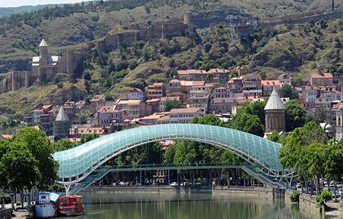 الاقتصاد يقيّد جورجيا بروسيا ويمنحها هامشاً للمناورة أوروبياً