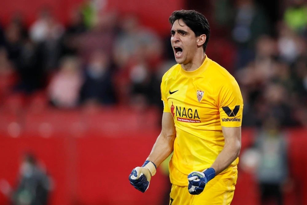 بايرن ميونيخ يسعى لضم الحارس المغربي ياسين بونو