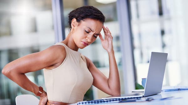 منها الجلوس الخاطئ.. عادات سيئة تجنبها في هذا العمر
