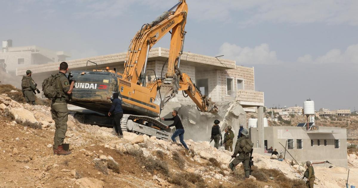 الاحتلال يهدم منشآت زراعية ويقتلع أشجارا في بلدة الزعيم شرق القدس-الحياة الجديدة