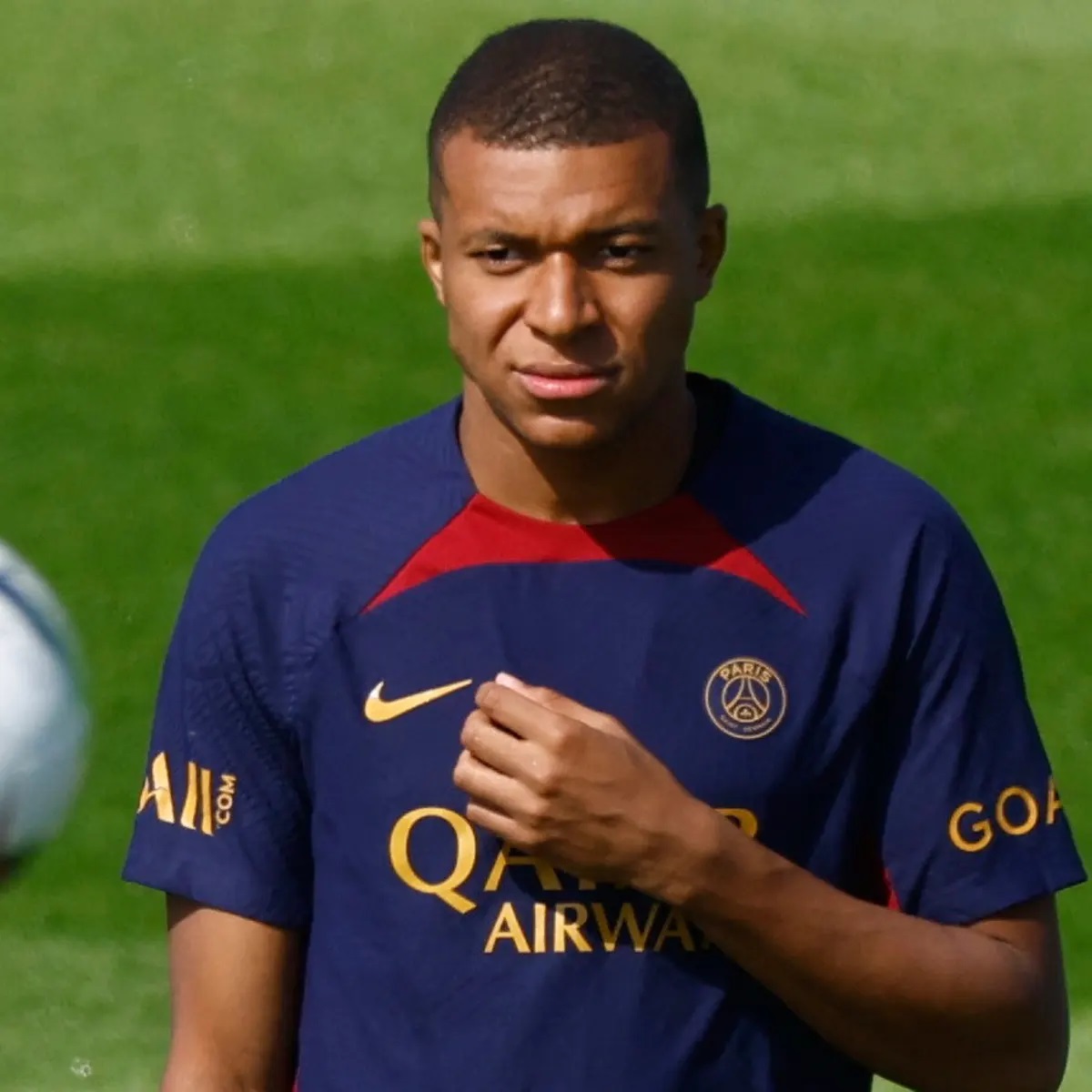 لا أفهم ما الذي يلعبه “سان جرمان” مع قائد فرنسا مبابي