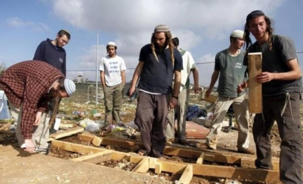 مستوطنون يقتلعون خياما للمواطنين شرق يطا جنوب الخليل-الحياة الجديدة