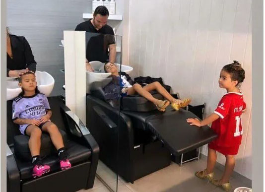 جورجينا تنشر صورة لابنتها بقميص يحمل اسم محمد صلاح