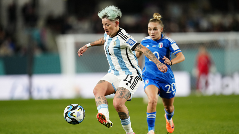 نجمة منتخب الأرجنتين تكشف سبب وجود وشم لرونالدو على ساقها