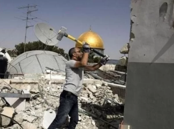 الاحتلال يجبر مقدسيًا على هدم منزله في بيت حنينا-الحياة الجديدة