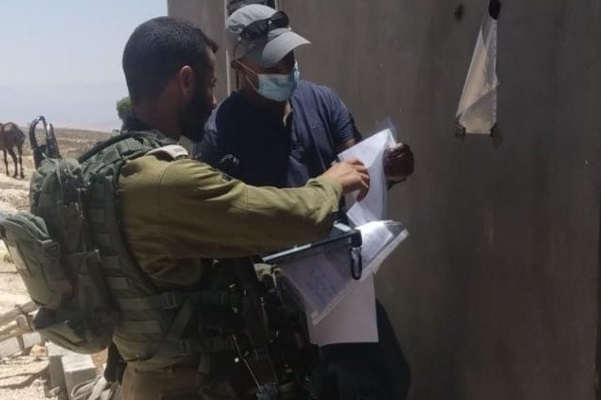 الاحتلال يخطر بوقف العمل والبناء في غرف وطرق زراعية في دير بلوط-الحياة الجديدة