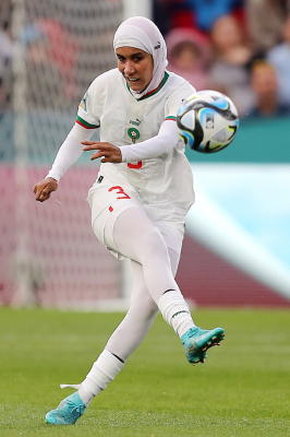 المغربية نهيلة بنزينة تدخل تاريخ الكرة بارتداء الحجاب في مونديال السيدات