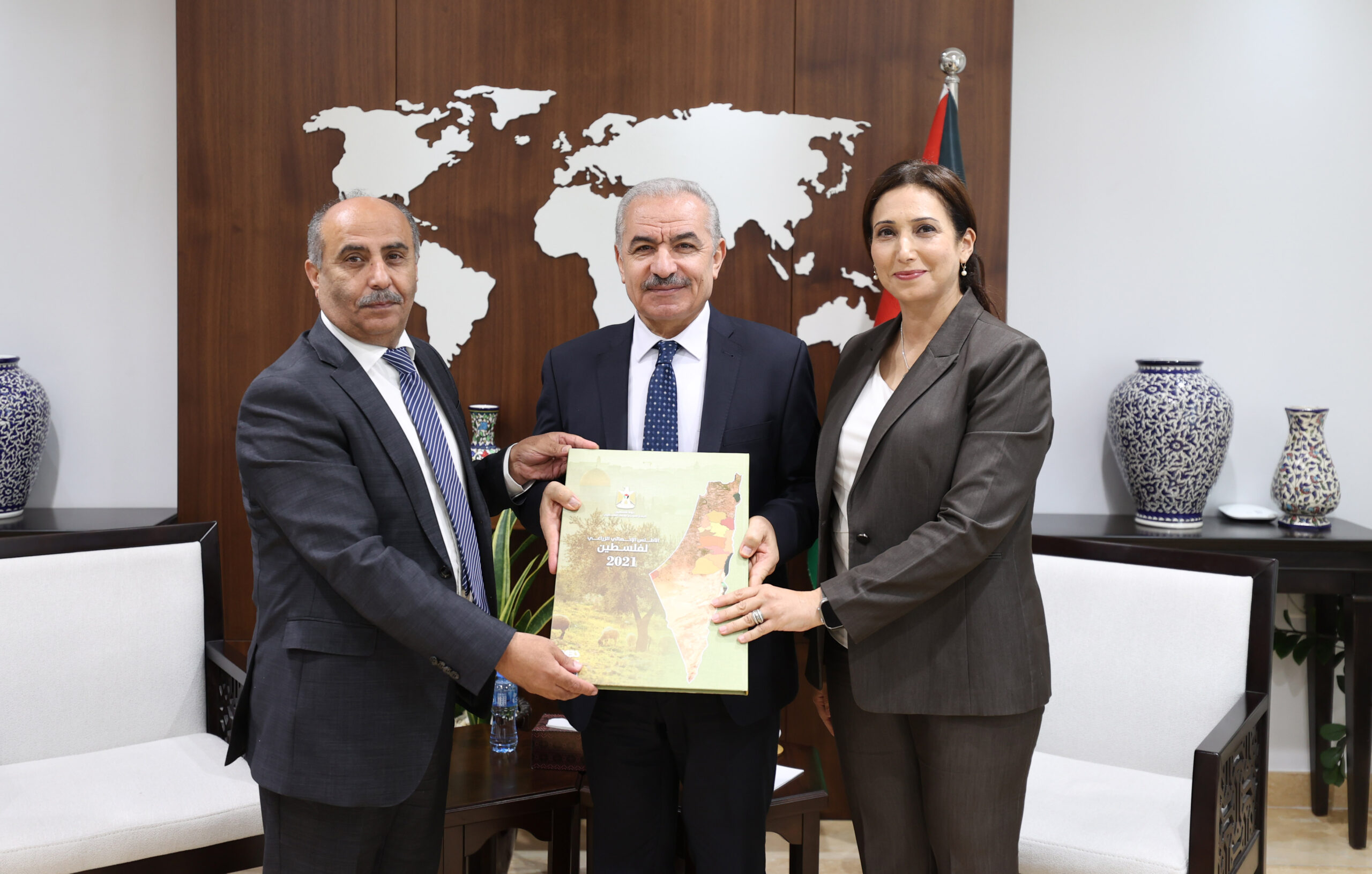رئيس الوزراء يتسلم الأطلس الإحصائي الزراعي لفلسطين 2021-الحياة الجديدة