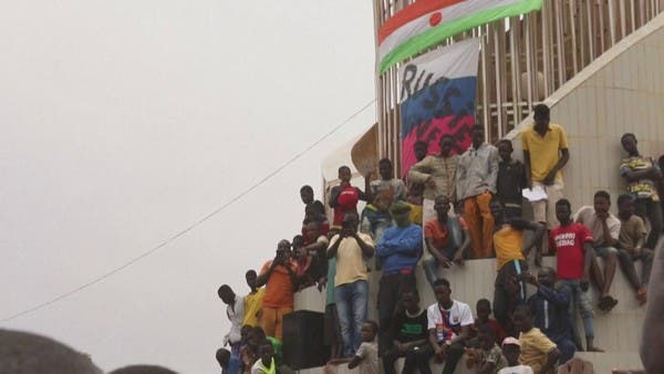 ما سر التظاهرات الحاشدة التي تؤيد الانقلاب في النيجر؟