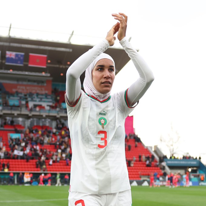 “فيفا” يحتفي بأول محجبة في كأس العالم