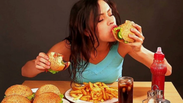 إذا كنت ممن يتناولون طعامهم بسرعة.. اقرأ ما يحدث لجسمك!