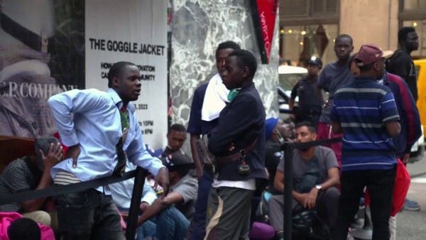 مشاهد للاجئين يفترشون أرصفة شوارع نيويورك بانتظار تسوية لأوضاعهم