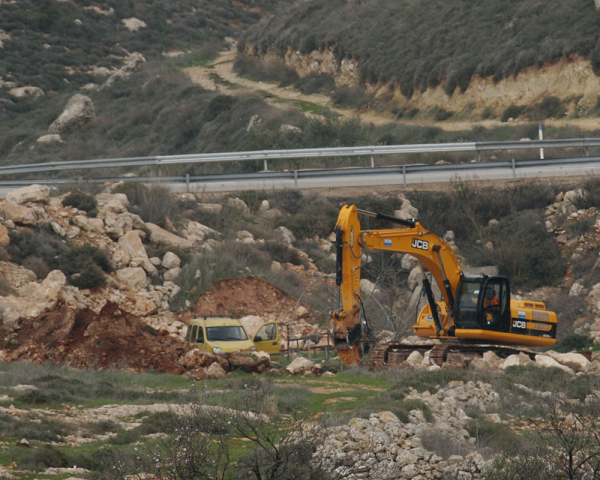 الاحتلال يجرف أرضًا جنوب غرب الخليل لإقامة برج عسكري-الحياة الجديدة