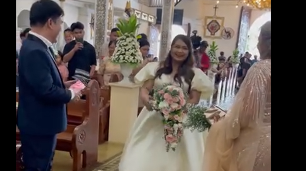 الحب أقوى من الكوارث.. تحدوا الإعصار وتزوجا بكنيسة غمرتها المياه