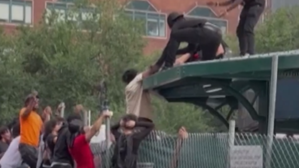 “بلاي ستيشن مجاناً”.. بالفيديو مؤثر شهير يشعل عنفاً في نيويورك