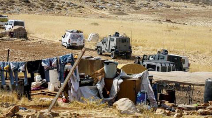 الاحتلال يجبر 6 عائلات من تجمع “القبون” على مغادرة مساكنها-الحياة الجديدة