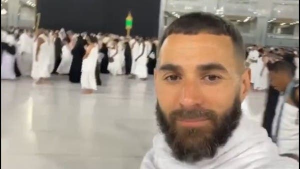 شاهد كريم بنزيمة يؤدي مناسك العمرة