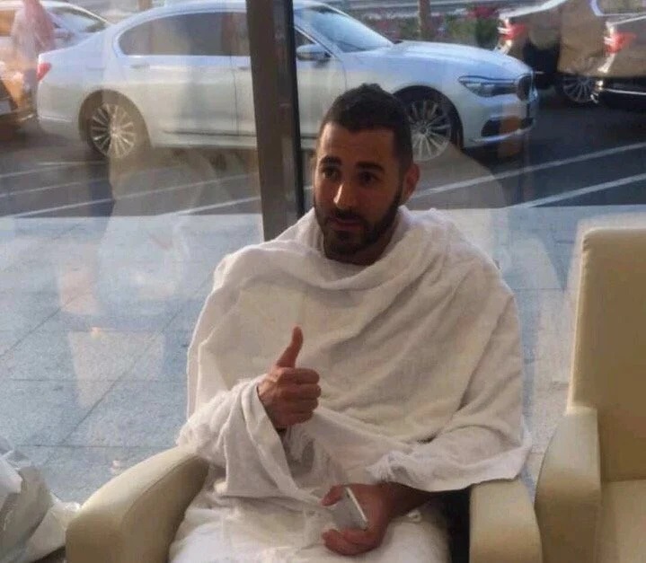بنزيمة يؤدي مناسك العمرة