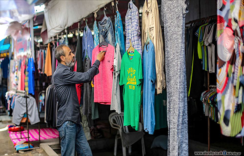 تجار الملابس يعلّقون آمالهم على موسم التسوّق للمدارس في كسر الركود