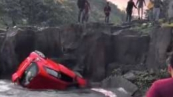 ألقى بنفسه لإنقاذ ابنته وهو لا يجيد السباحة.. شاهد ماذا حدث؟