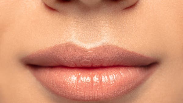 من المطبخ.. أفضل مكوّن لترطيب الشفاه الجافة