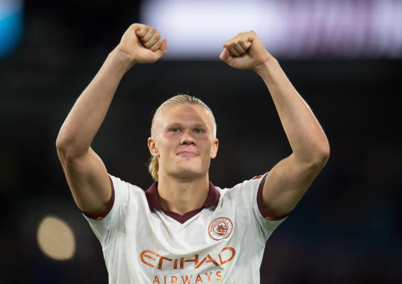 “مان سيتي” يدشن حملة الدفاع عن اللقب بثلاثية وهالاند يتعملق بثنائية