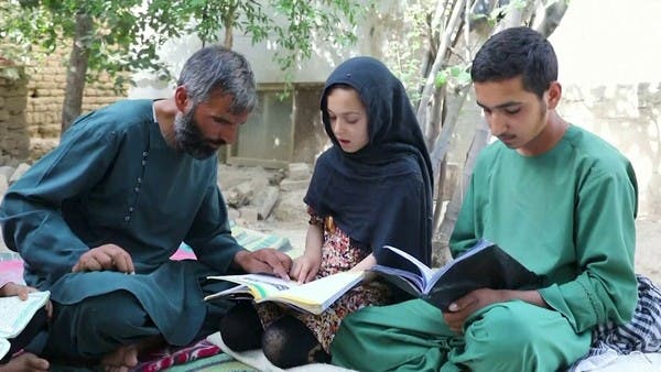 بعد عامين على حكم طالبان.. مأساة أفغاني يبيع ماكينة خياطة زوجته لإطعام أسرته