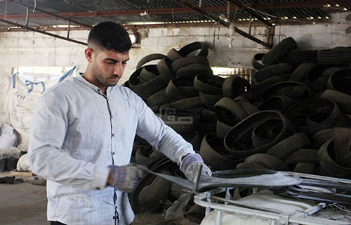 خريج غزي ينفذ مشروعاً لتدوير الإطارات التالفة ويوجهها لخدمة صناعات متعددة