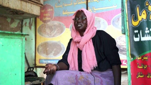 السودان.. مأساة “عالية موسى” من حلم المعلمة لبيع المعجنات في السوق