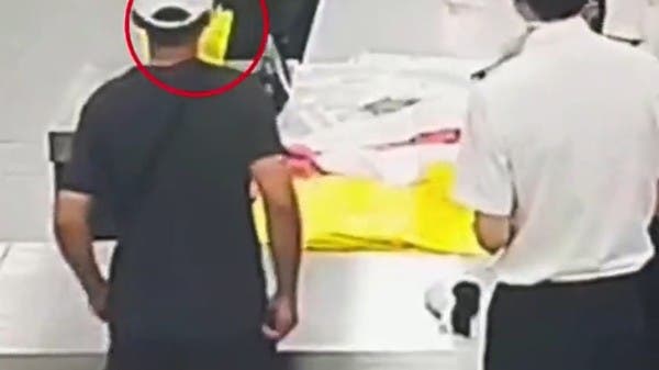 مسافر صيني عثروا في جيوبه على 14 ثعباناً