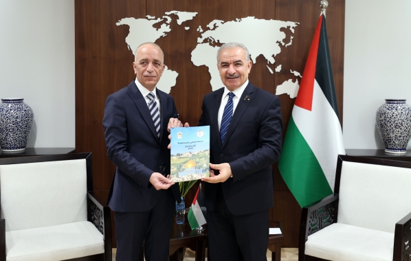 اشتية يتسلم التقرير السنوي لسلطة الأراضي لعام 2022-الحياة الجديدة