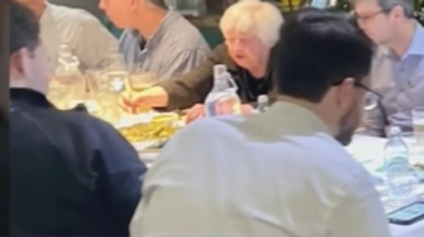 فيديو لوزيرة أميركية يشعل زوبعة.. أكلت “سماً” وضحكت