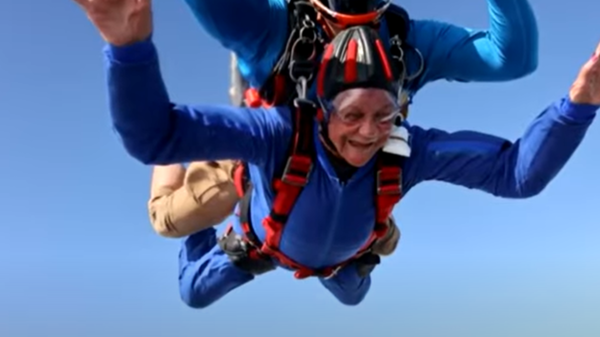 شاهد بريطانية عمرها 90 عاما تنفذ مغامرة لا تصدق بعيد ميلادها