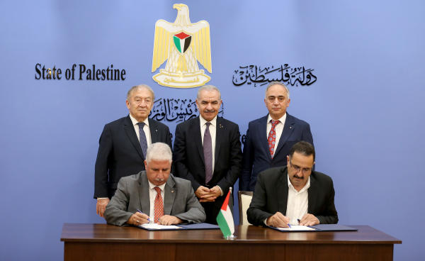 الحكومة توقع مع شركة محلية عقد إنشاء محطة لتوليد الطاقة في الخليل