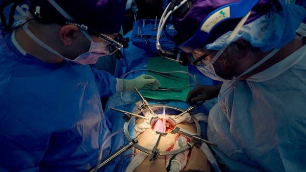 تطور مثير.. كلية خنزير “صامدة” بجسد رجل بعد شهر على زرعها