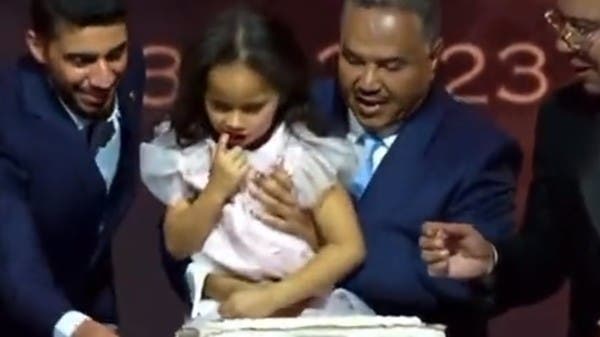 حملها على المسرح.. ابنة محمد عبده تخطف الأنظار بحفله في لندن