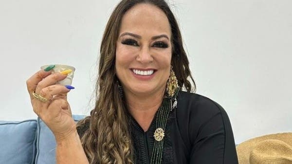 بالصور.. والدة نيمار ترتدي العباءة والبرقع وتمتطي الإبل