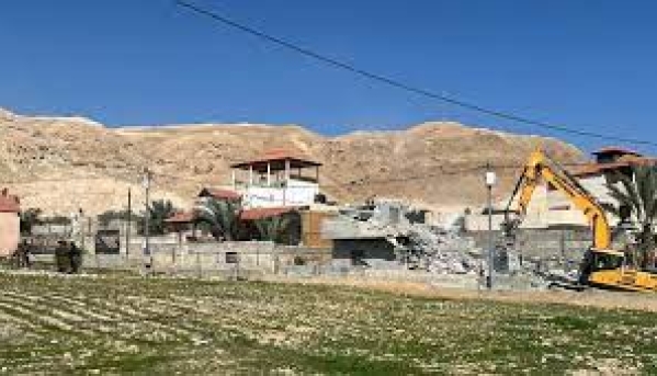 الاحتلال يهدم منزلا ومصنع طوب وجدرانا استنادية في بدو شمال غرب القدس-الحياة الجديدة