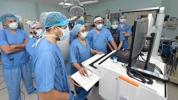  لأول مرة بالشرق الأوسط.. استخدام روبوت لزراعة شرائح بالمخ في جدة