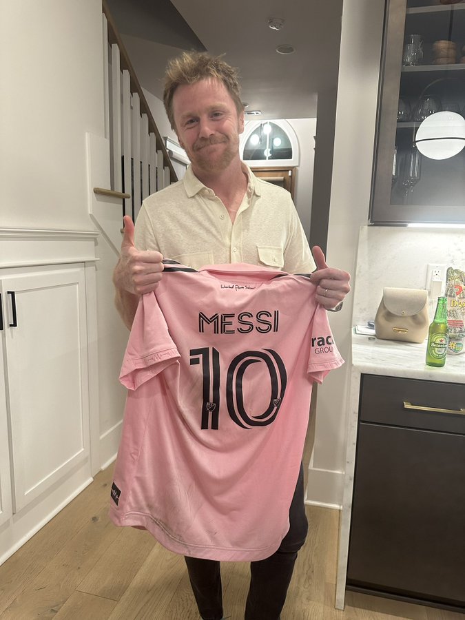 اعب أميركي وزوجته يثيران الجدل بسبب قميص ميسي ورائحة عرقه