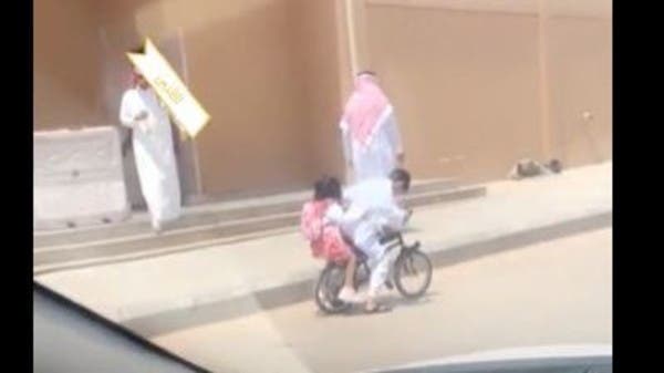 فيديو لطفل يوصل أخته للمدرسة بدراجة.. يشعل قلوب السعوديين