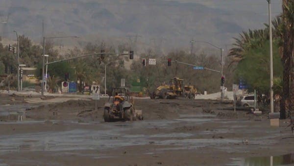 بعد دمار الإعصار.. الجرافات تصبح وسيلة مواصلات في كاليفورنيا