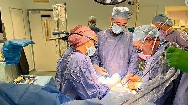 أخت تبرعت لشقيقتها.. نجاح أول عملية زراعة رحم ببريطانيا