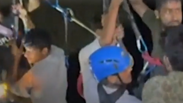 تفوق على الهليكوبتر.. شاهد باكستانياً ينقذ “أطفال التلفريك” ومعلمهم