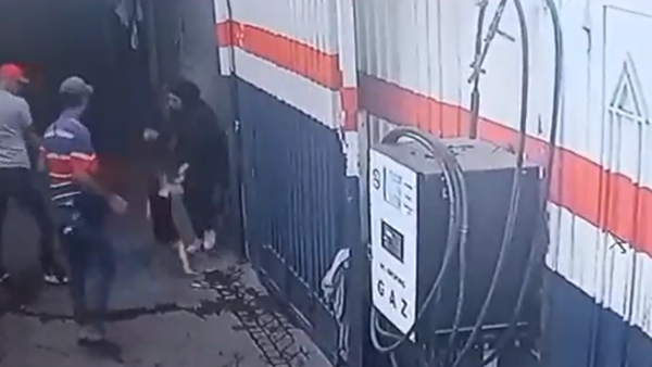 مشهد لا يصدق.. رجل يطلق النار على زوجته أمام طفلهما!