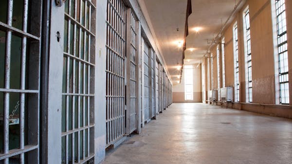 لسبب لا يعقل.. تمرد في سجن أميركي واحتجاز حارس