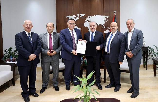 اشتية يتسلم التقرير السنوي لهيئة التقاعد الفلسطينية لعام 2022-الحياة الجديدة